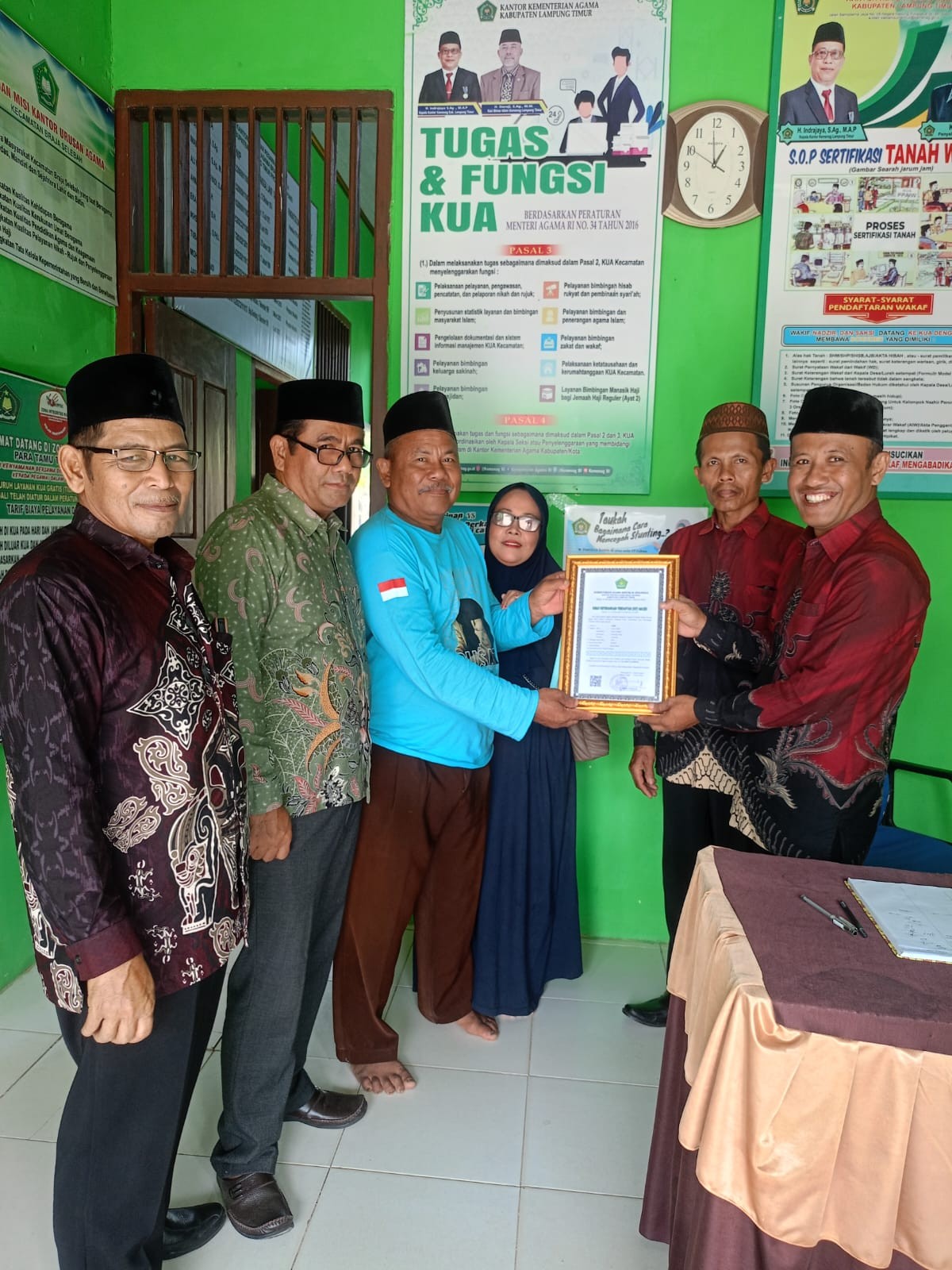 Kepala KUA Braja Selebah Serahkan ID Masjid Kepada Pengurus Masjid IGOH Braja Indah Braja Selebah