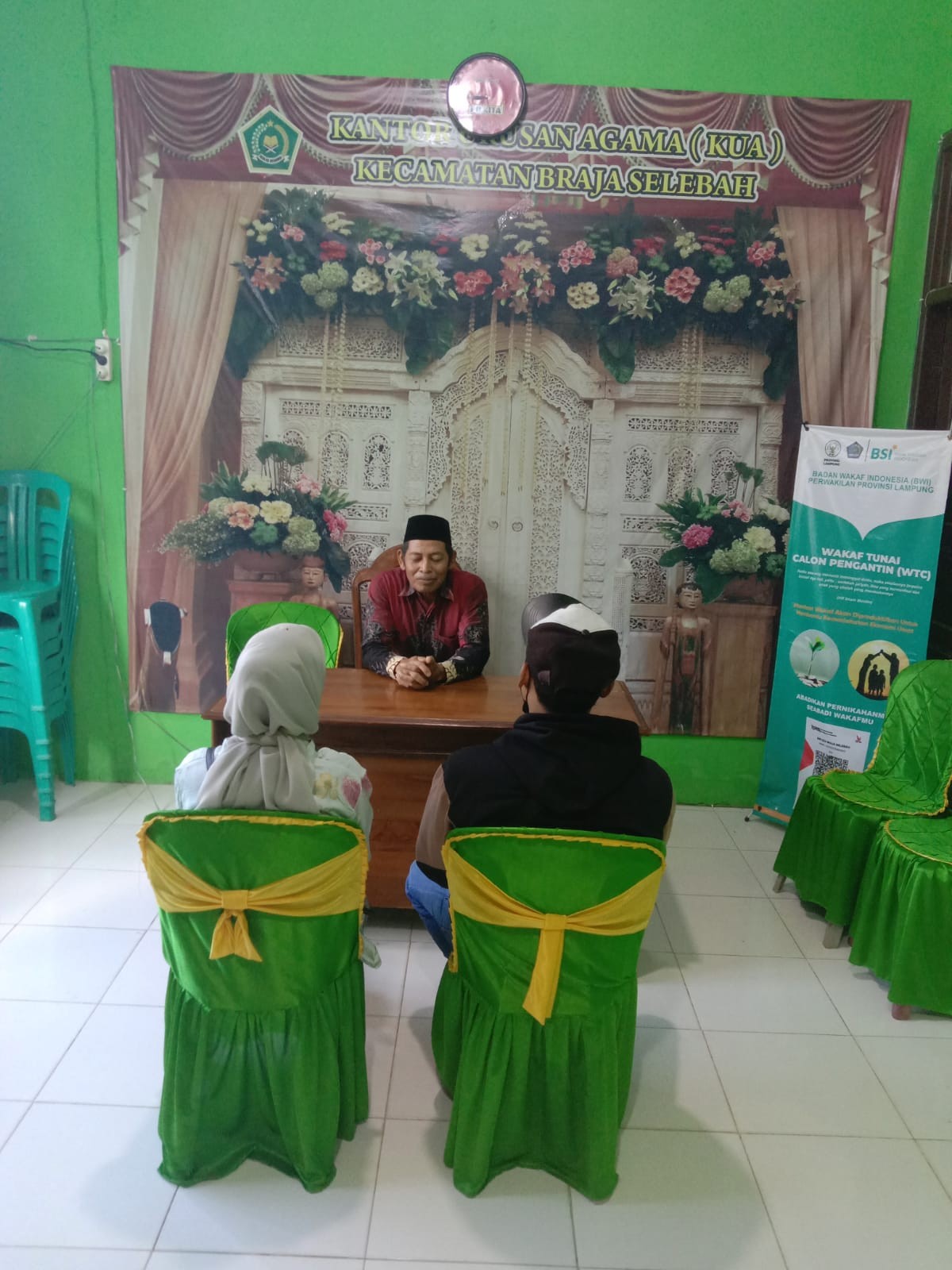 Pegawai Kantor Urusan Agama (KUA) Braja Selebah Mohmad Said, Tubari, melaksanakan kegiatan Bimbingan