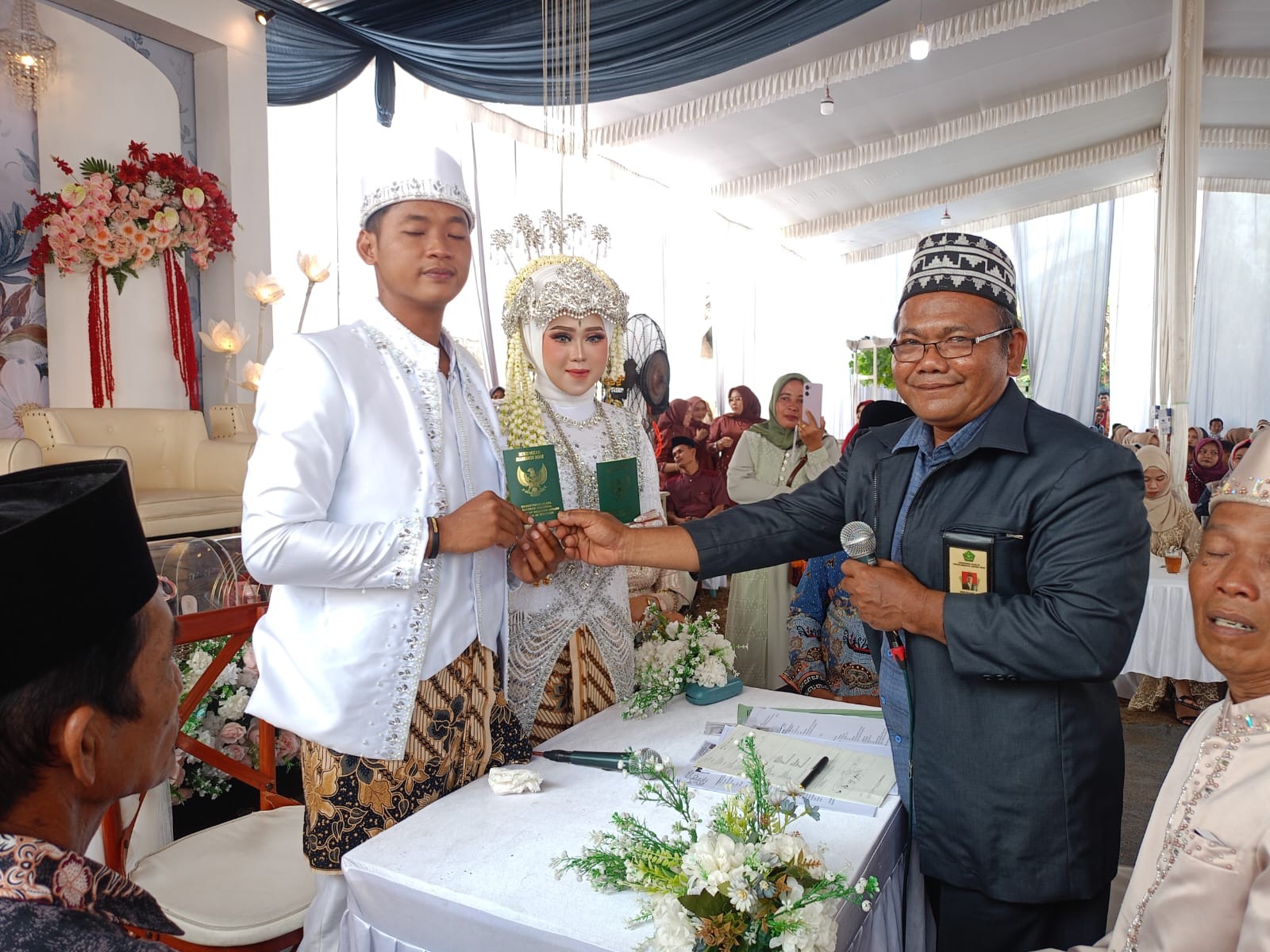 Penghulu Kantor Urusan Agama (KUA) Kecamatan Braja Selebah, Bapak Imam Muttaqin, S.Ag., M.Sy, kembal